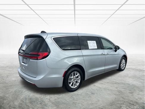Certified 2023 Chrysler Pacifica Touring-L image 4