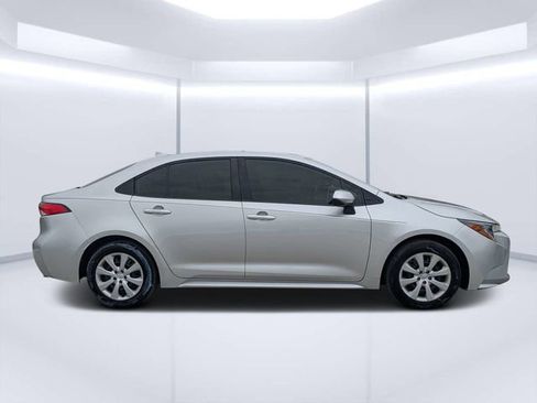 Used 2020 Toyota Corolla LE FWD image 2