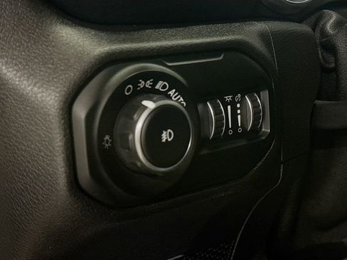 Used 2019 Jeep Wrangler Unlimited Sahara image 12