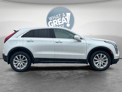 Used 2023 Cadillac XT4 Luxury w/ Cold Weather Package image 2