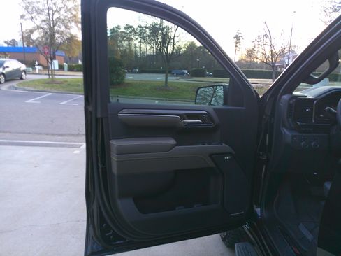 Used 2024 Chevrolet Silverado 1500 ZR2 w/ Technology Package image 16