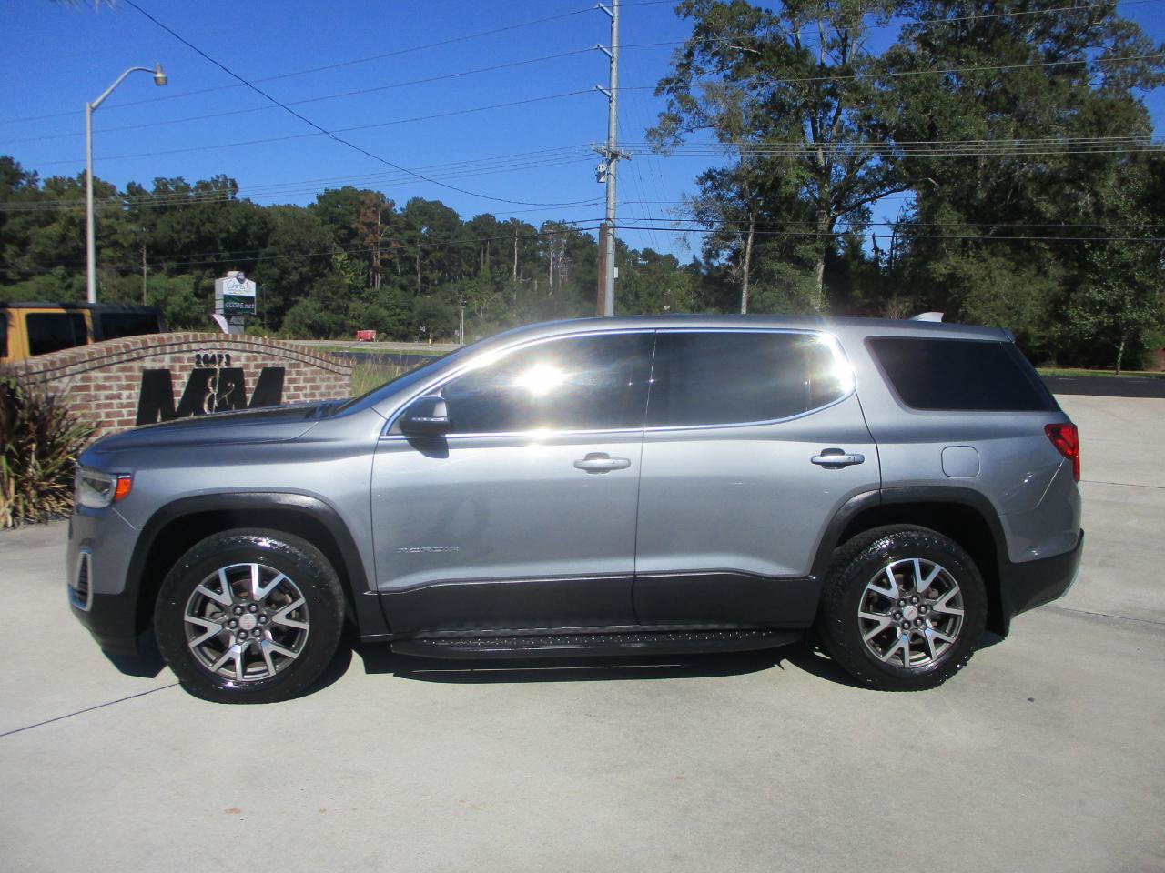 Used 2020 GMC Acadia SLE FWD image 1