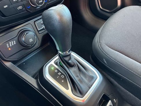 Used 2023 Jeep Renegade Latitude w/ Premium Group AWD/4WD image 24