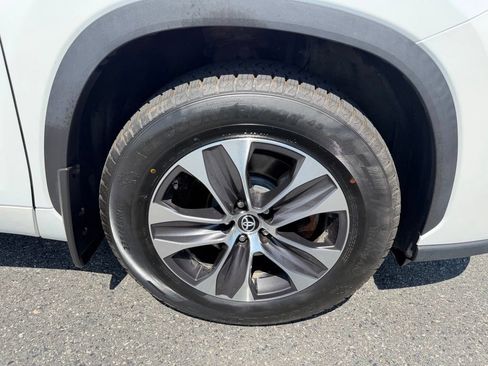 Used 2023 Toyota Highlander XLE AWD/4WD image 16