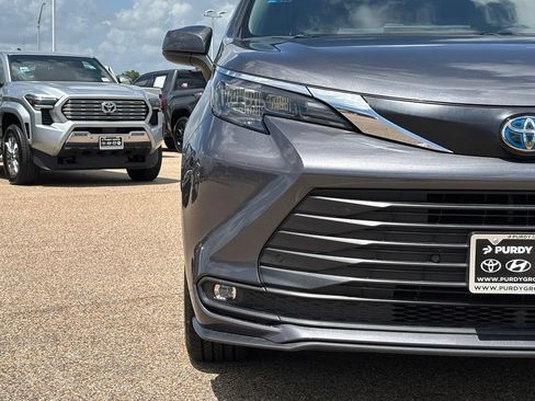 Used 2025 Toyota Sienna XLE FWD image 4