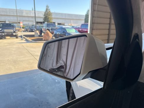 Used 2017 Chevrolet Traverse LT image 16