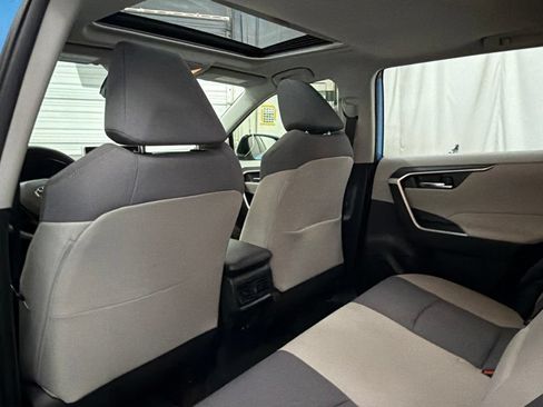 Used 2020 Toyota RAV4 XLE w/ Convenience Package FWD image 18