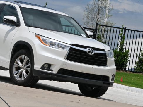 Used 2014 Toyota Highlander XLE AWD/4WD image 38