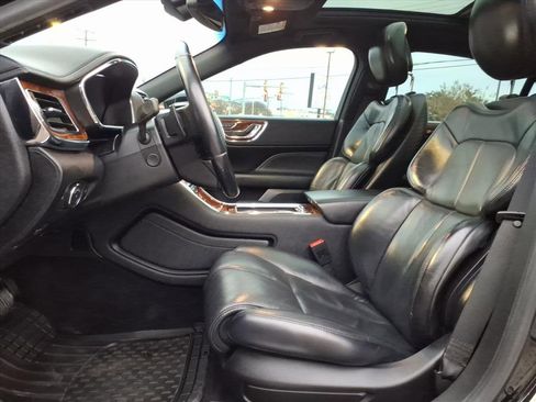 Used 2017 Lincoln Continental Select image 17