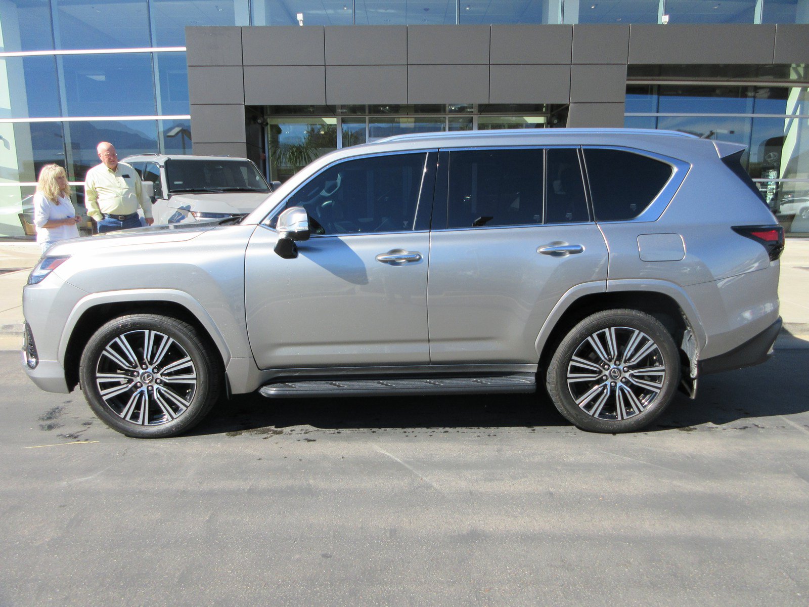 Used 2023 Lexus LX 600 4WD w/ Luxury Package image 3