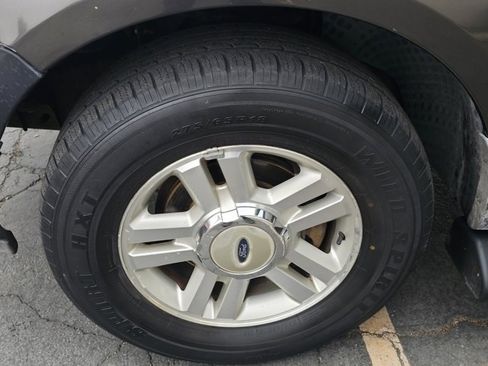 Used 2005 Ford Expedition XLT image 29