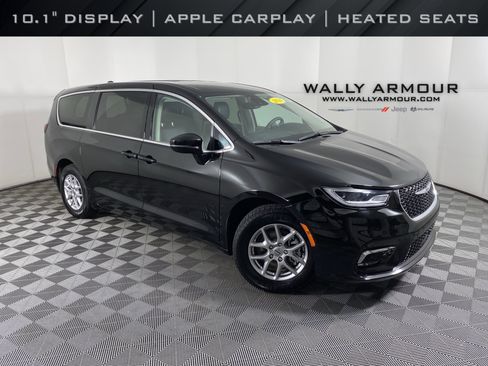 Used 2024 Chrysler Pacifica Touring-L image 1