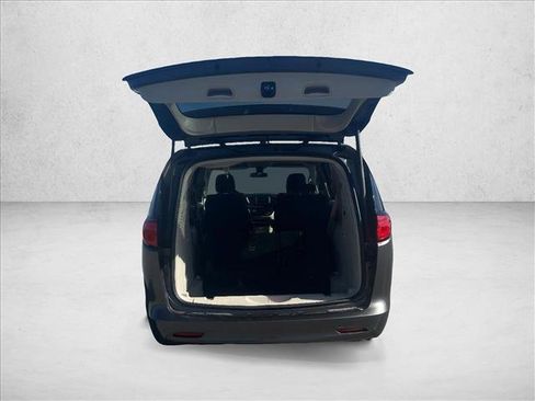 Used 2022 Chrysler Voyager LX image 6