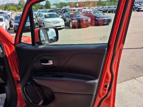 Used 2018 Jeep Renegade Altitude w/ Popular Equipment Group image 16