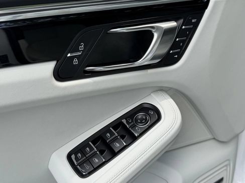 Certified 2026 Porsche Macan AWD/4WD image 7