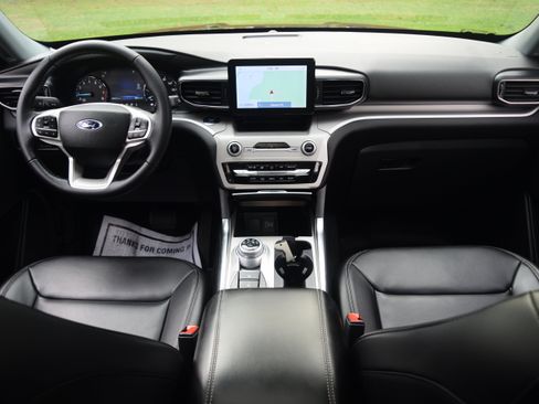 Used 2023 Ford Explorer XLT w/ Equipment Group 202A image 8