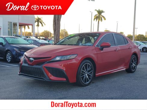 Used 2021 Toyota Camry SE image 1
