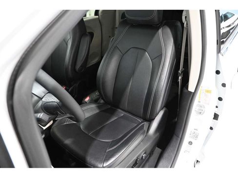 Used 2022 Chrysler Pacifica Touring-L FWD image 14