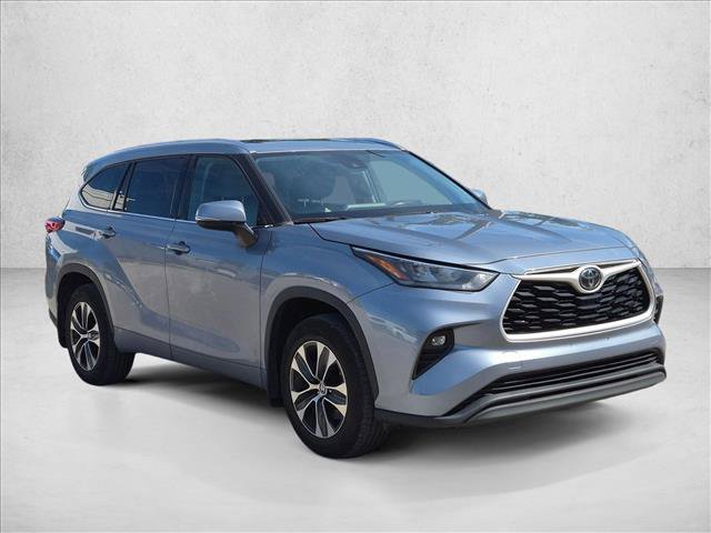 Used 2020 Toyota Highlander XLE AWD/4WD image 3