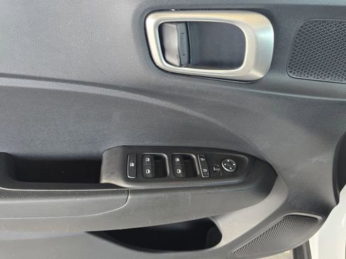 Used 2025 Hyundai Venue SE FWD image 9
