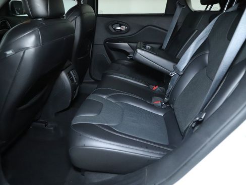 Used 2019 Jeep Cherokee Limited image 14
