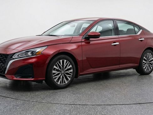 Used 2025 Nissan Altima 2.5 SV image 3