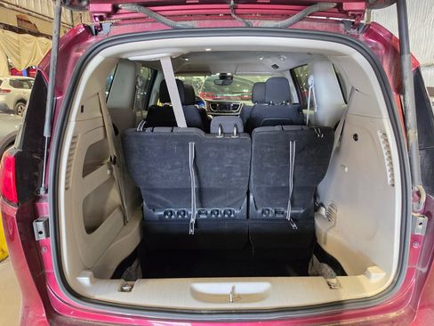 Used 2023 Chrysler Voyager LX FWD image 8