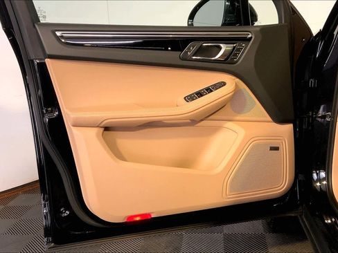 Used 2025 Porsche Macan image 25