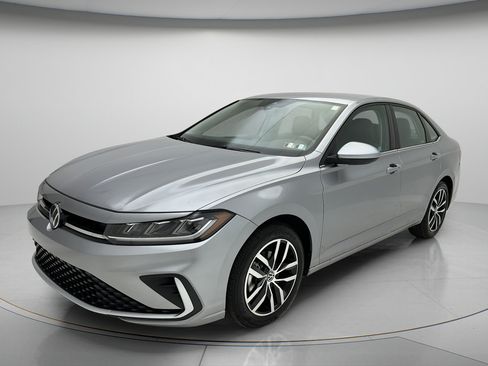 Used 2025 Volkswagen Jetta SE FWD image 3