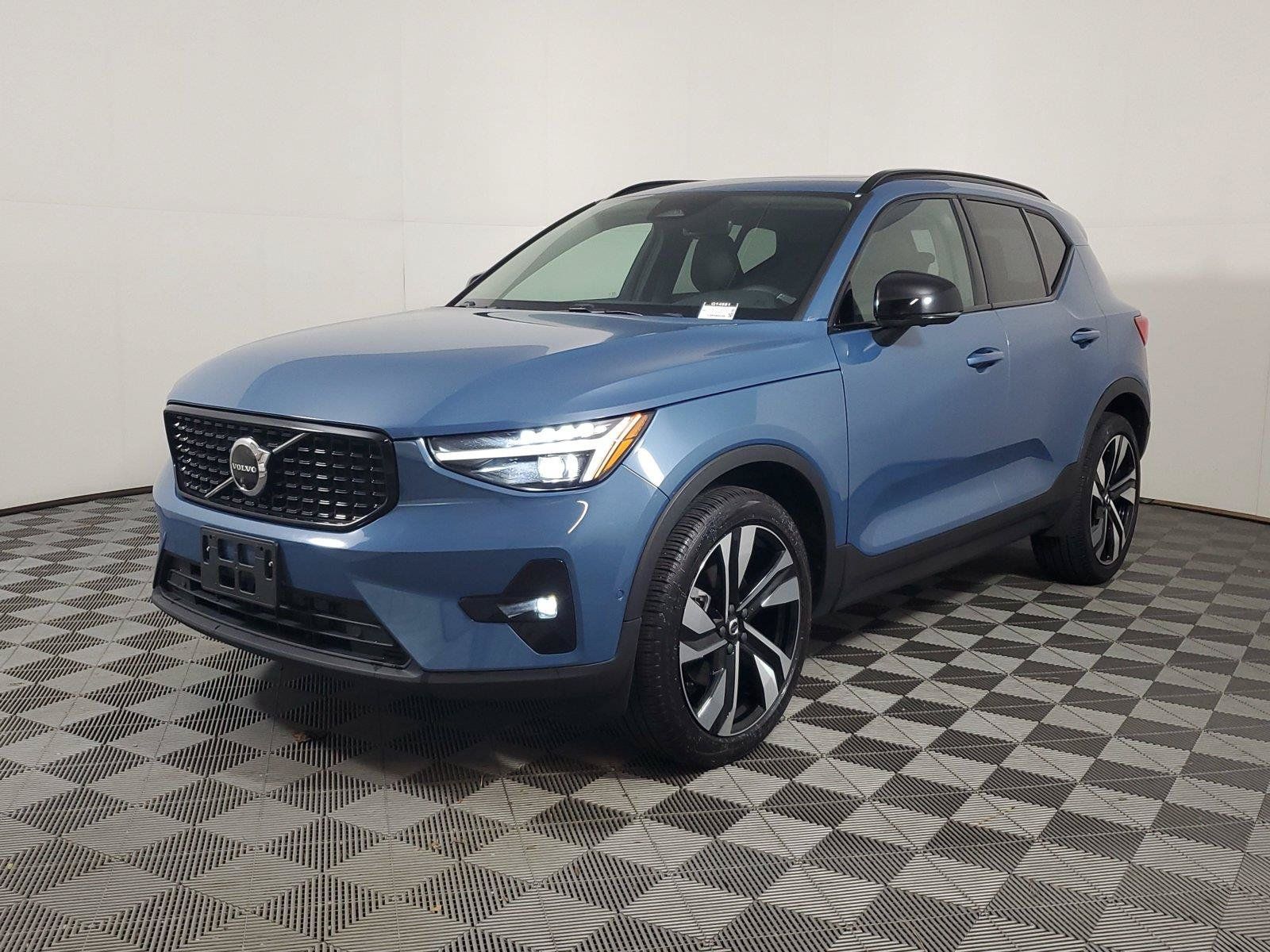 Used 2024 Volvo XC40 B5 Ultimate w/ Protection Package Premier AWD/4WD image 3