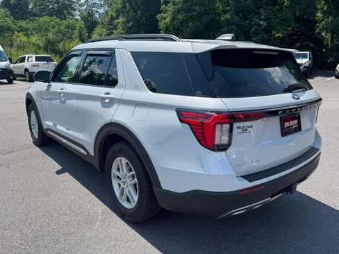 Used 2025 Ford Explorer Active w/ Active Comfort Package RWD image 7