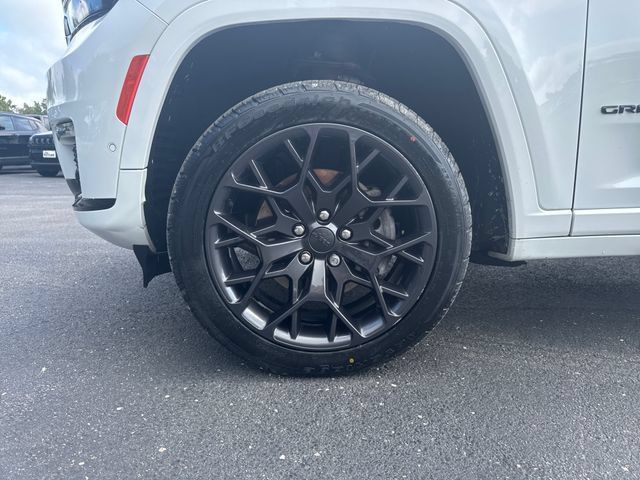 Used 2023 Jeep Grand Cherokee L Summit AWD/4WD image 4