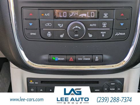 Used 2011 Chrysler Town & Country Limited image 18