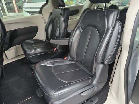 Used 2023 Chrysler Pacifica Touring-L FWD image 14