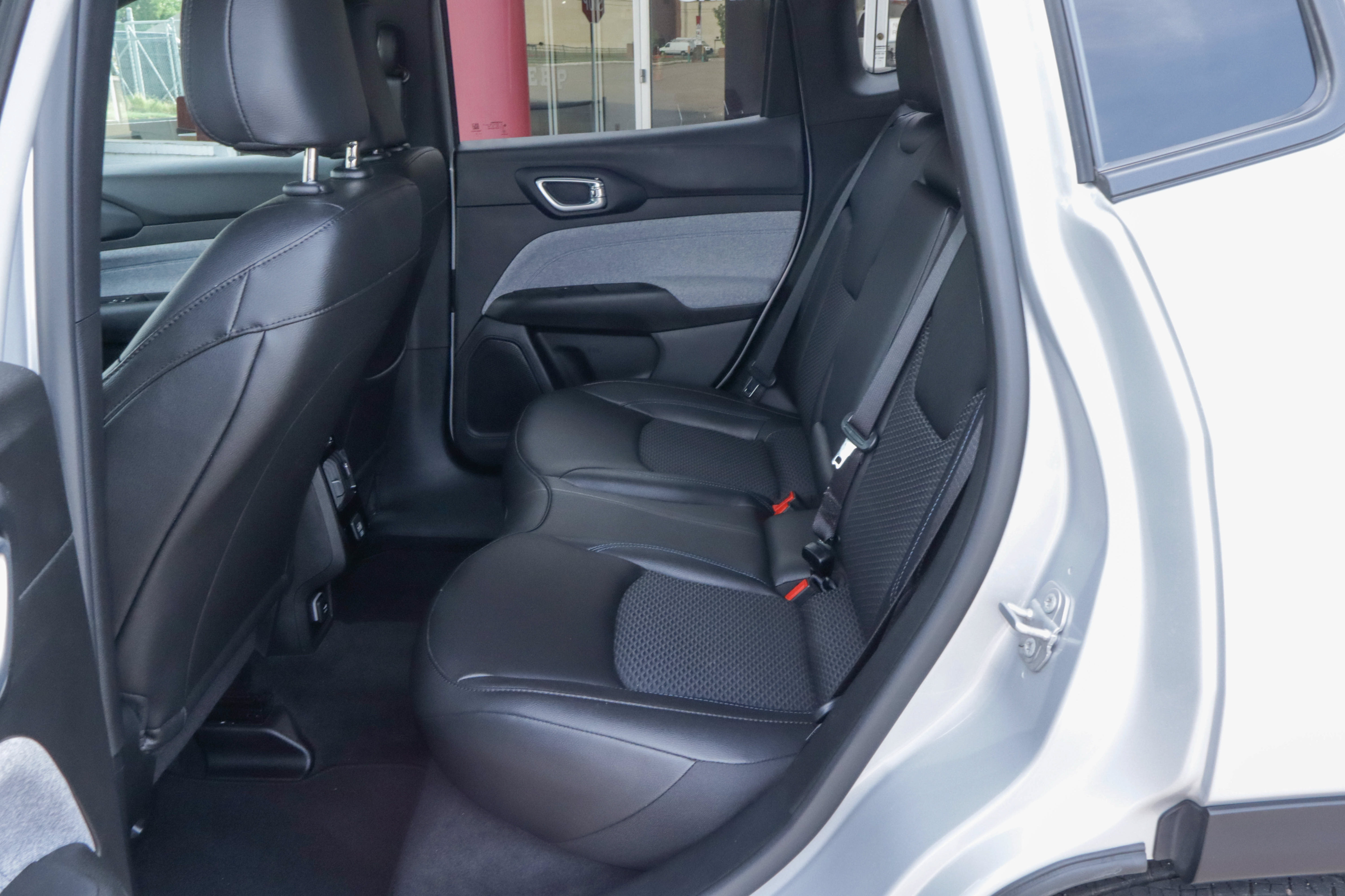 Used 2025 Jeep Compass Latitude AWD/4WD image 8