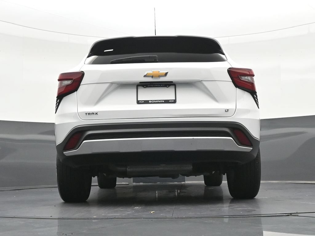 Used 2025 Chevrolet Trax LT FWD image 32
