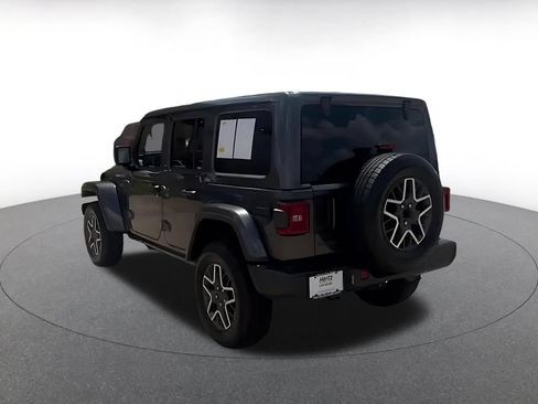 Used 2025 Jeep Wrangler Unlimited Sahara AWD/4WD image 11
