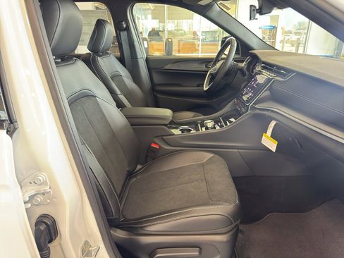 New 2025 Jeep Grand Cherokee Altitude AWD/4WD image 17