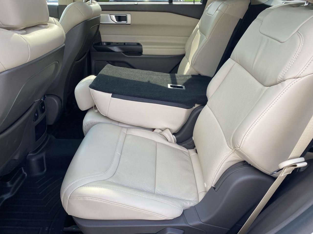 Used 2020 Ford Explorer Platinum w/ Premium Technology Package AWD/4WD image 11