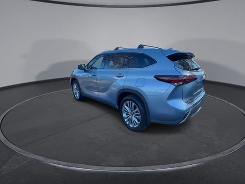 Used 2024 Toyota Highlander Platinum image 12