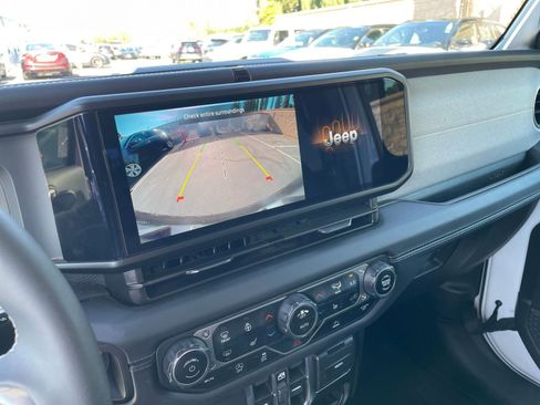 Used 2025 Jeep Wrangler Sahara image 17