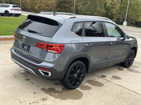 Certified 2022 Volkswagen Taos SE w/ Panoramic Sunroof Package image 10