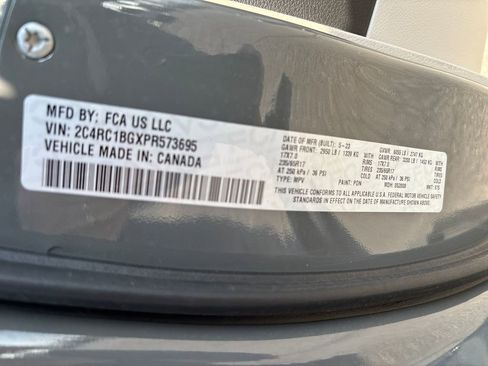 Used 2023 Chrysler Pacifica Touring-L image 32