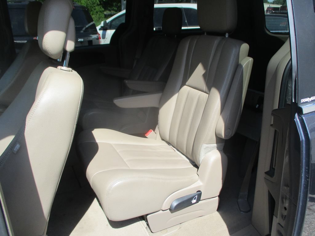 Used 2014 Chrysler Town & Country Touring FWD image 14