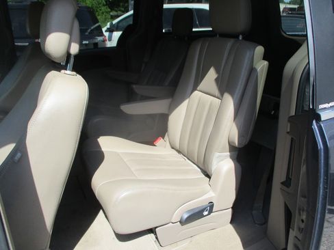 Used 2014 Chrysler Town & Country Touring FWD image 14