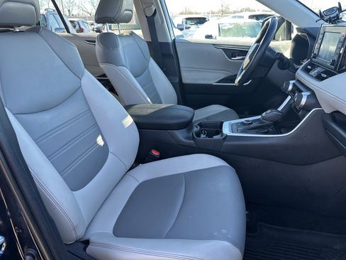 Used 2021 Toyota RAV4 XLE Premium image 14