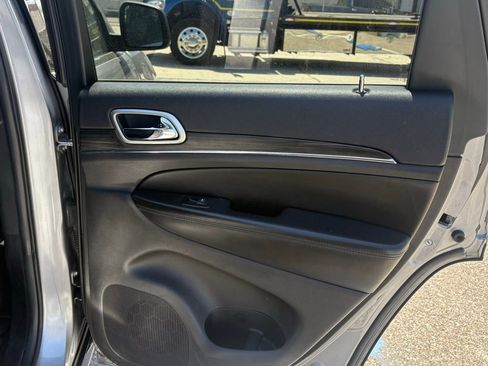 Used 2019 Jeep Grand Cherokee Limited image 16