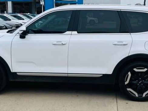 Used 2024 Kia Telluride EX w/ EX Captain's Chair Package image 6