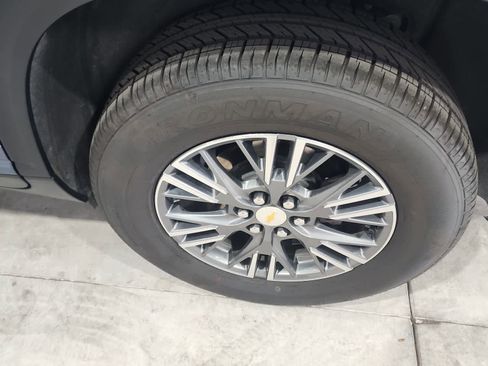 Used 2025 Chevrolet Traverse LT image 12