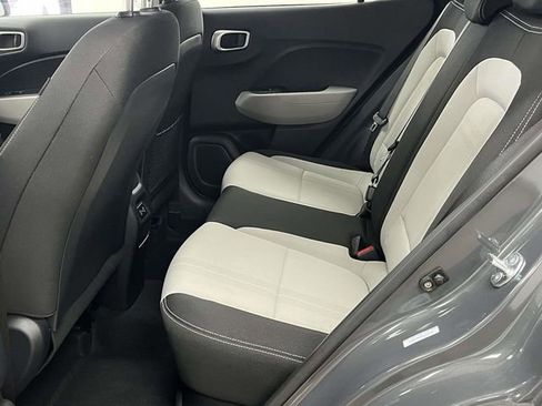 Used 2025 Hyundai Venue SEL FWD image 18